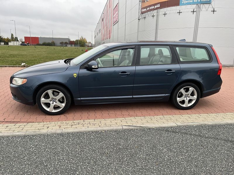 Volvo V70 2.4 D5 136 kW Automat - fotka 2 z 30