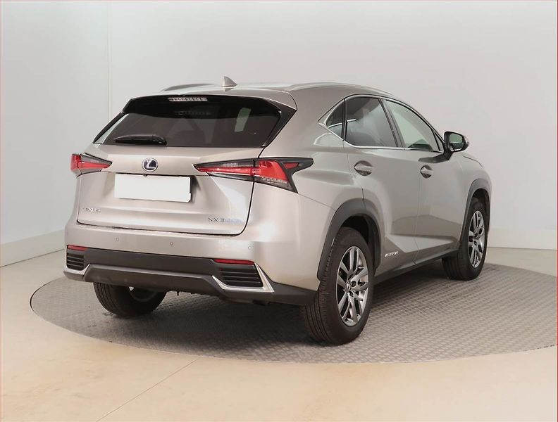 Lexus NX 300h (2018) Prestige 300h - fotka 5 z 16