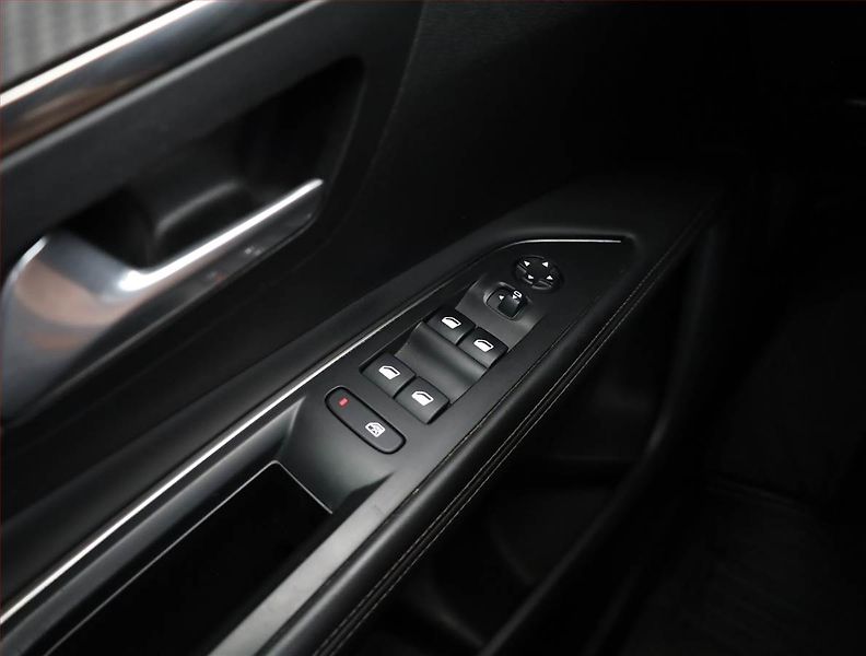 Peugeot 3008 (2017) 1.6 BlueHDi, Automat - fotka 17 z 18