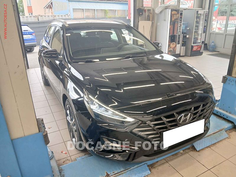 Hyundai i30 (2022) 1.5 i, 1.maj,ČR, servis.kniha - fotka 1 z 3
