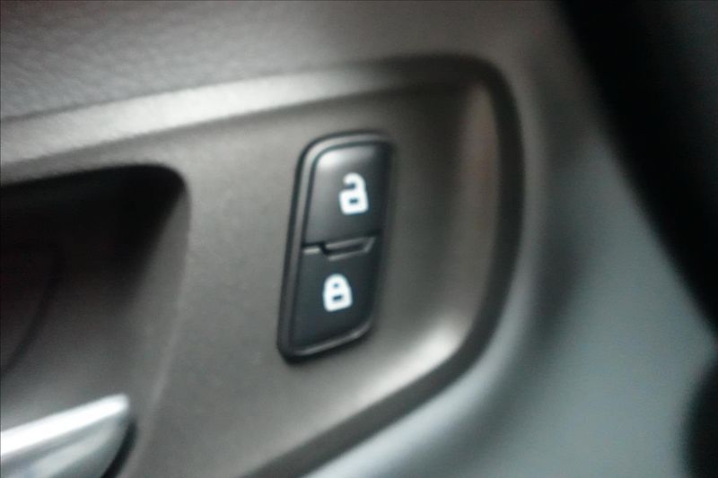 Ford Transit Custom 2,0 TDCI  L2H1 9MÍST KLIMA - fotka 20 z 32