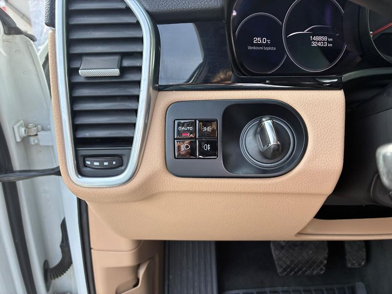 Porsche Cayenne (2019) 3.0, 250KW, 4x4, 360°, KEYLESS - fotka 25 z 38