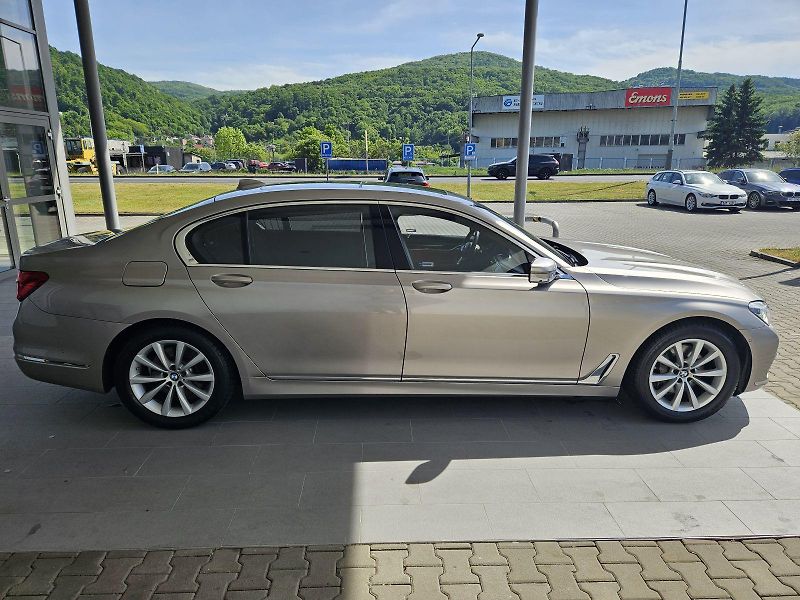 BMW Řada 7 (2016) 740Ld xDrive - fotka 8 z 18