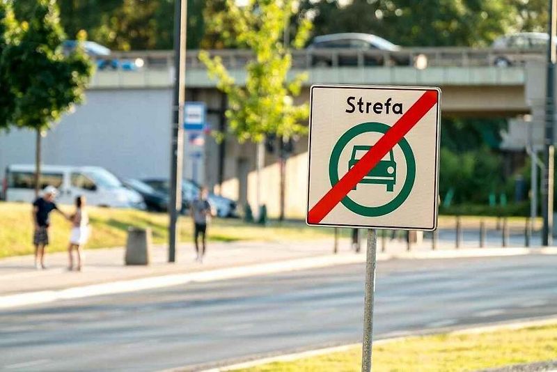 Dopravní značka Strefa Czystego Transportu označuje v Polsku nízkoemisní zónu, do které nemusí starší auta splňující horší emisní normy legálně vjet.