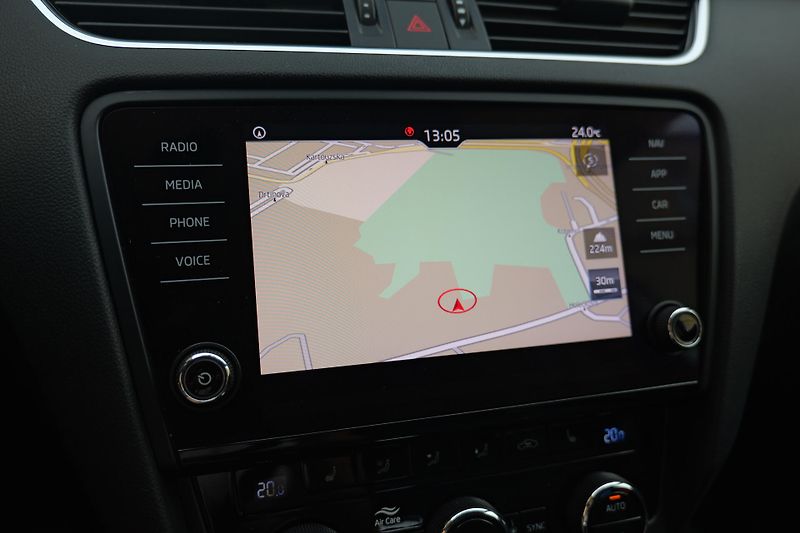Škoda Octavia 2.0 TDI DSG Kamera Style+ - fotka 29 z 35