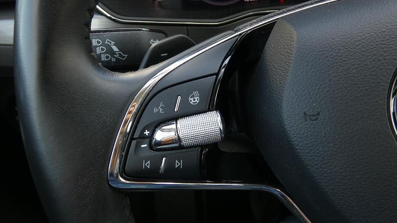 Škoda Superb Combi 2,0 TDI DSG Style - fotka 12 z 24