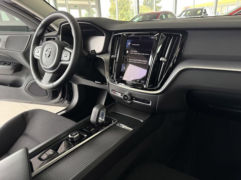 Volvo V60 B3 AUT*120kW*KeyLess*LED*Kamer - fotka 13 z 35