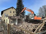 Kvůli stavbě dálnice D11 zbourali dělníci dům v Náchodské ulici v Trutnově Poříčí.