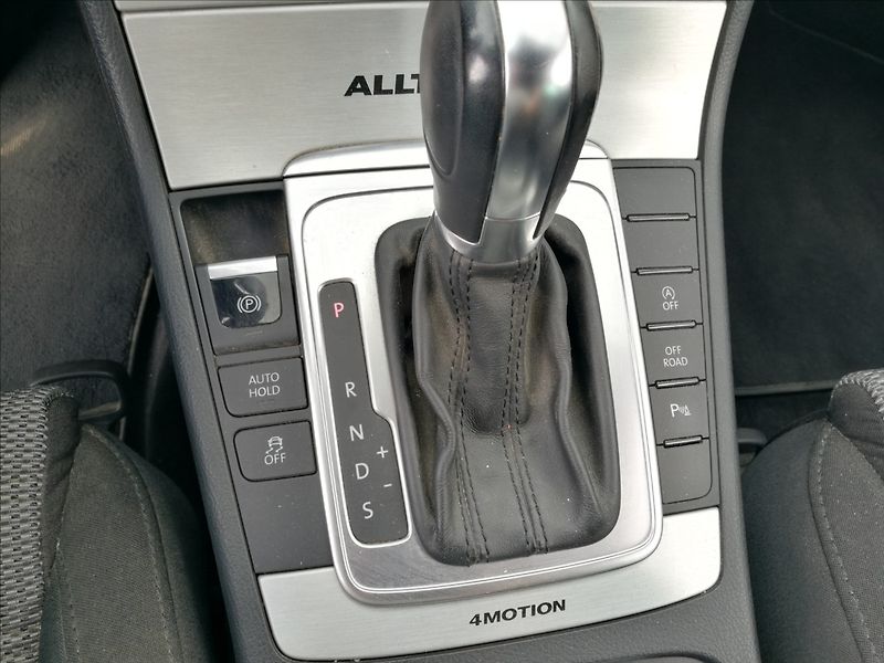 Volkswagen Passat 2,0 TDI Alltrack DSG 4motion - fotka 10 z 20