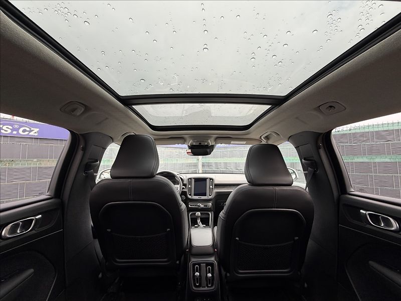 Volvo XC40 1.5 T3 Momentum/Panorama - fotka 21 z 29