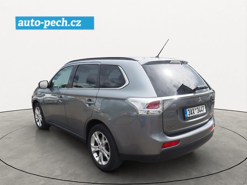 Mitsubishi Outlander (2014) 2.2 D-ID AT Instyle, AWD, 7m - fotka 2 z 41