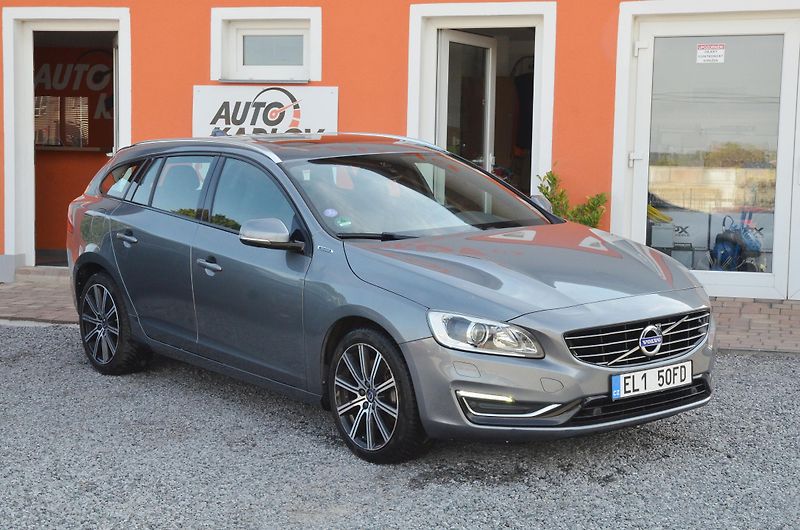 Volvo V60 (2016) 2.4 D6 AWD PHEV 212kW Momentum - fotka 1 z 39
