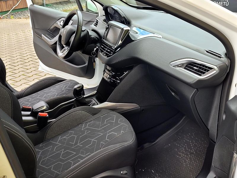 Peugeot 2008 1,2 MÁLO NAJETO*CZ,SERVIS - fotka 19 z 39