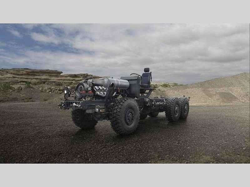 Tatra Force 8x8 – vozidlo pro přepravu potrubí.