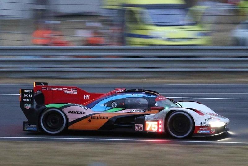 Zážitek na celý život si z jubilejního závodu 24 hodin Le Mans odvezli automodeláři z Mostu. Malé a velké Porsche podruhé.