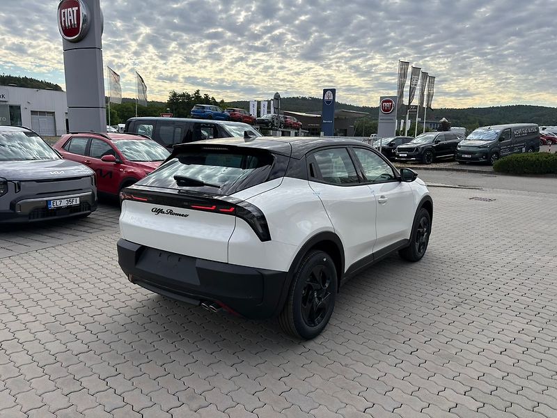 Alfa Romeo Junior (2026) 1.2 Turbo Hybrid 145k eDCT6 - fotka 7 z 16