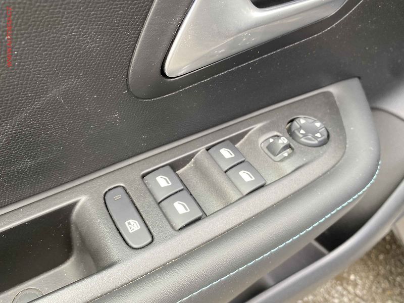 Peugeot 208 (2020) 1.2 PT, Allure, LED, panor - fotka 13 z 18