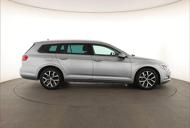 Volkswagen Passat (2019) 2.0 TDI, Automat, Kůže - fotka 6 z 21