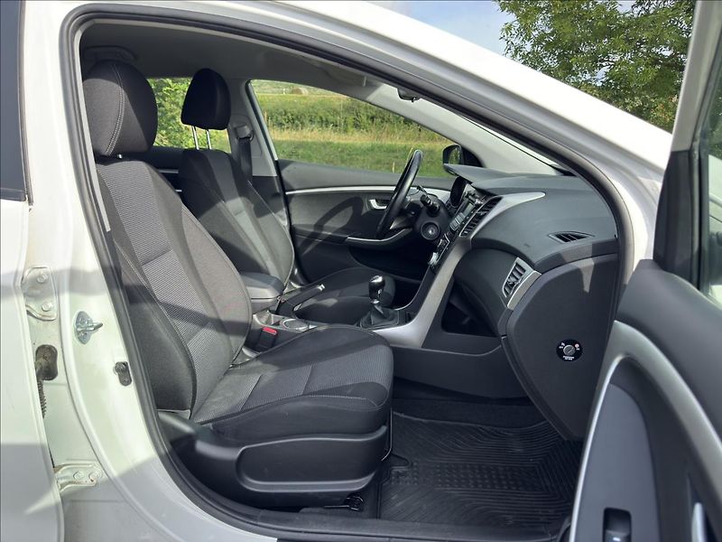 Hyundai i30 1,6 MPI Trikolor - fotka 12 z 16