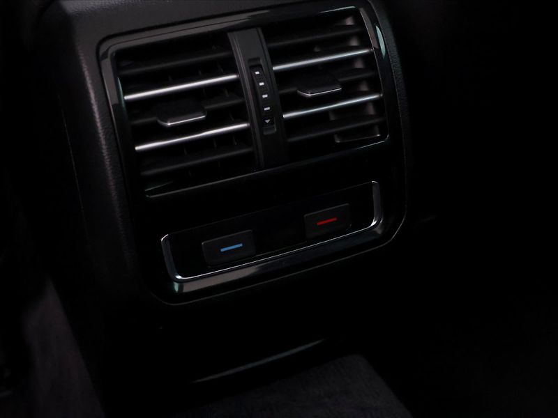 Volkswagen Passat 1,6 TDI Highline Tažné Panoram - fotka 14 z 37