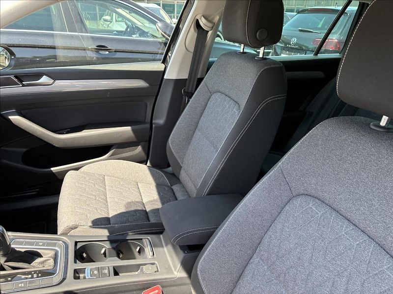Volkswagen Passat 2,0 KAMERA 360,KEYLESS,VIRTUAL - fotka 10 z 31