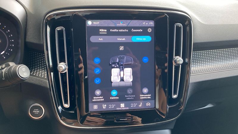 Volvo XC40 PLUS DARK, B4 AWD, 145+10 kW / - fotka 21 z 38