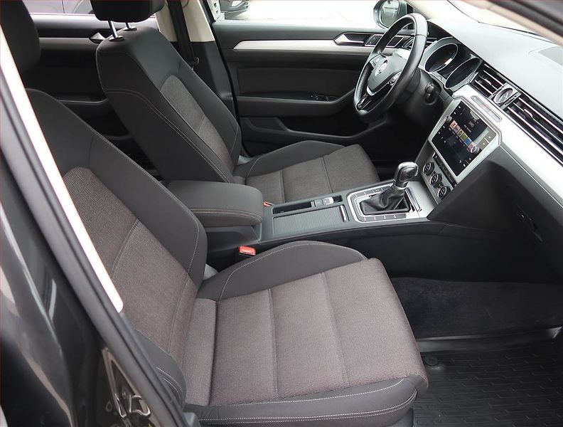 Volkswagen Passat (2018) 2.0 TDI, Automat, Navi - fotka 9 z 20
