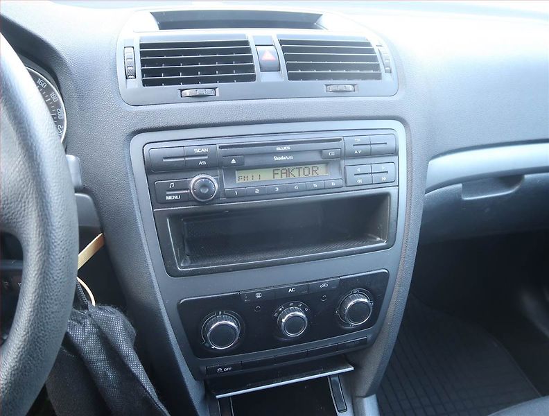 Škoda Octavia (2011) Ambiente 1.6 TDI - fotka 12 z 13