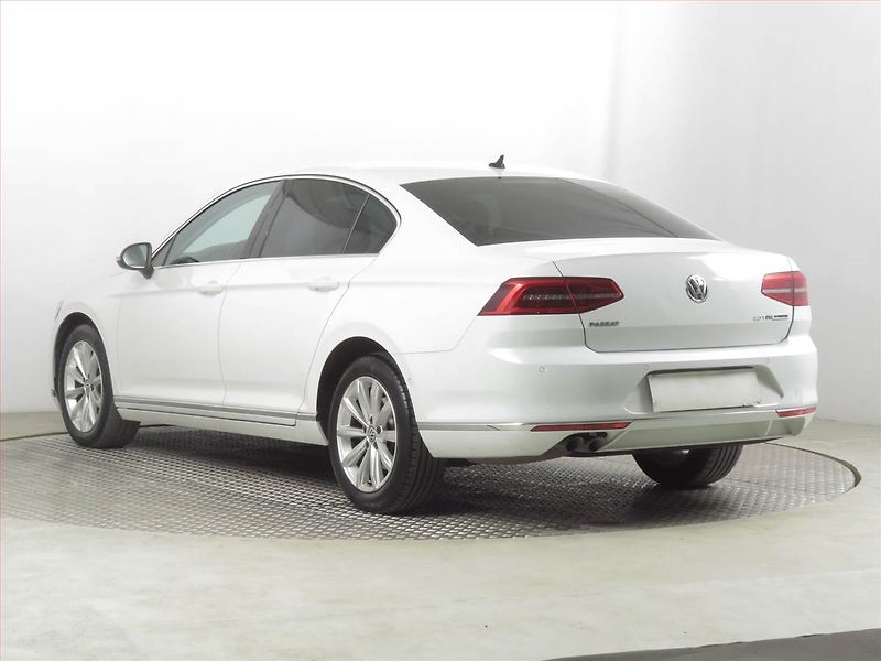 Volkswagen Passat (2017) 2.0 TDI, Automat, Navi - fotka 4 z 22