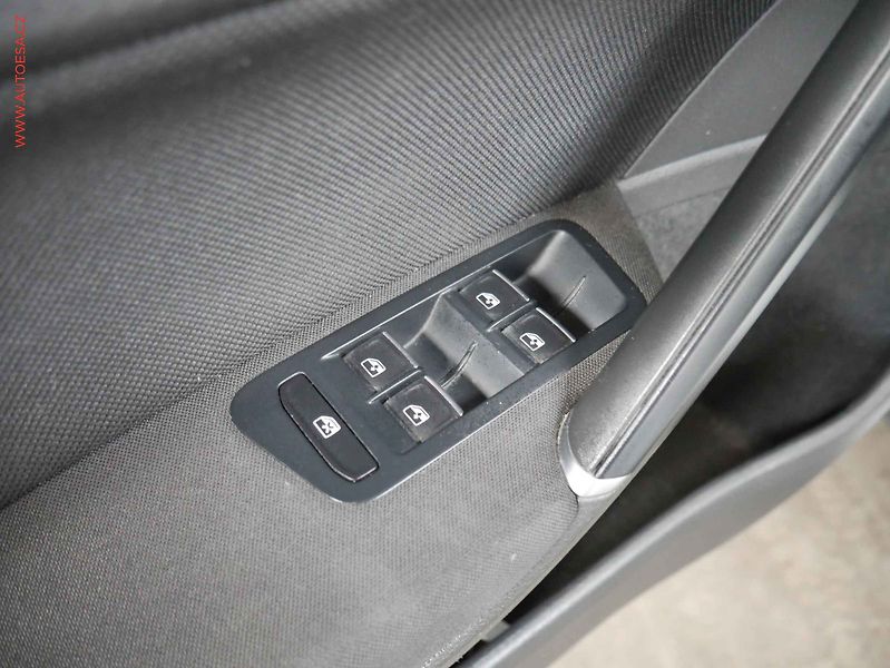 Volkswagen Golf (2019) 2.0TSI, GTI, DSG - fotka 19 z 20