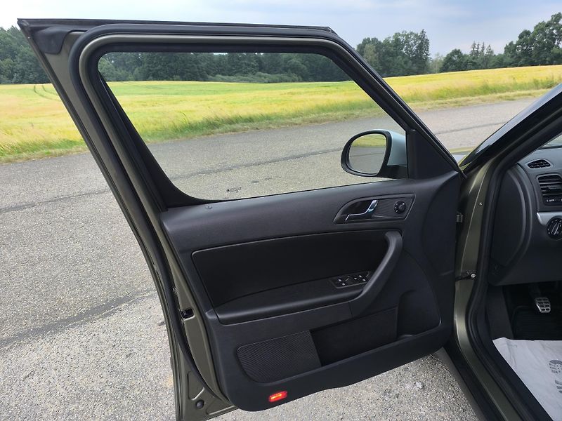 Škoda Yeti (2015) 2.0TDi DOLOŽENÉ KM - fotka 11 z 27