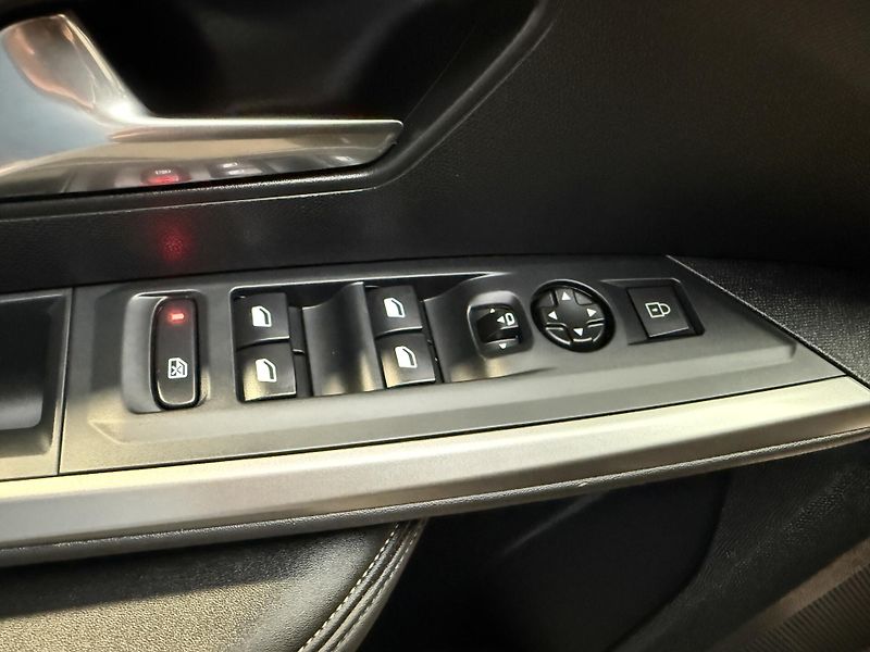 Peugeot 5008 ALLURE Hybrid 136 e-DCS6 - fotka 11 z 14