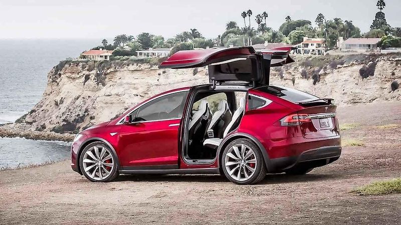 Model X v autonomním režimu čelně naboural do betonového rozdělovače pruhů na dálnici.