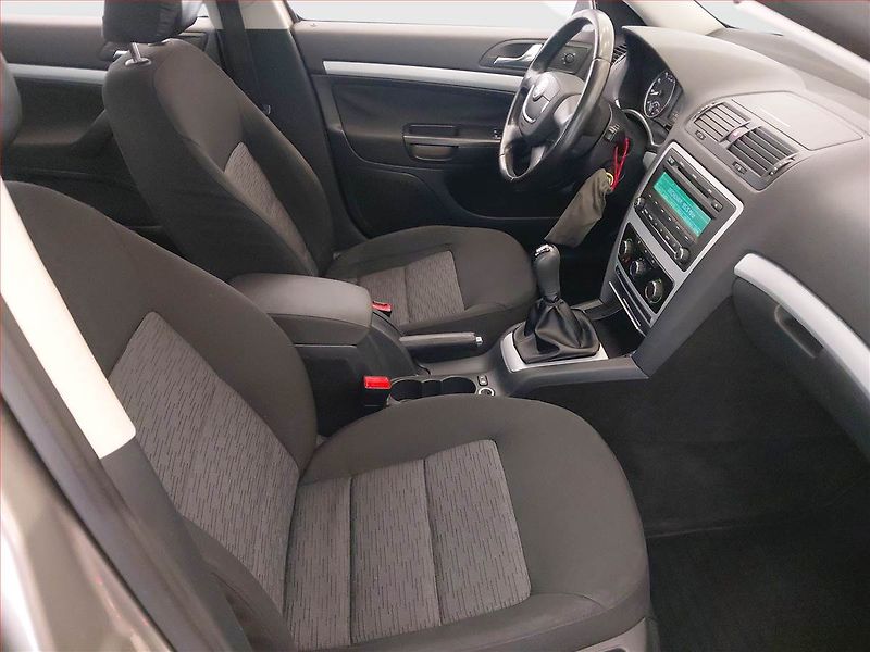 Škoda Octavia (2010) Ambiente 1.2 TSI - fotka 9 z 16