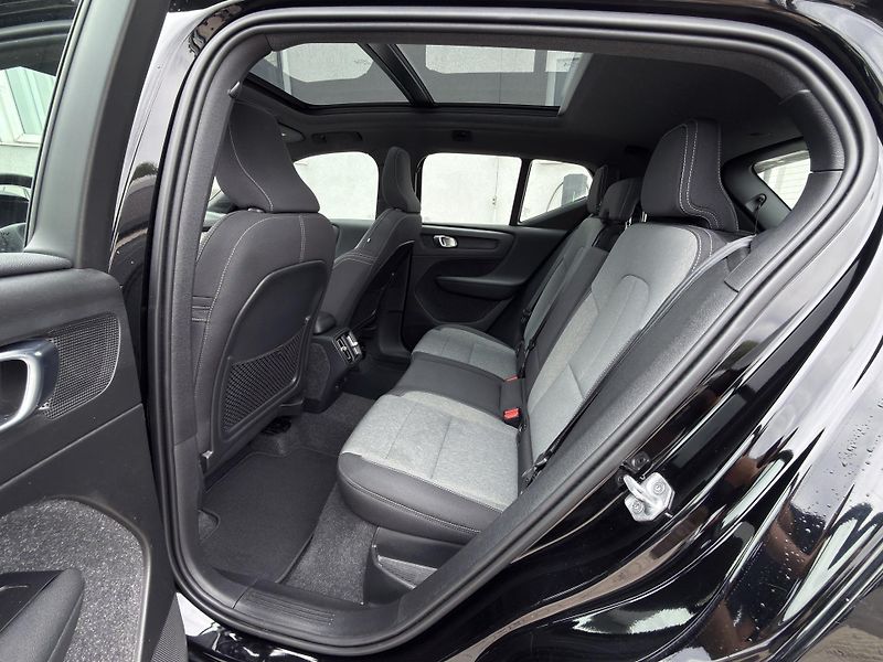 Volvo XC40 T2 FWD // CORE // PANORAMA - fotka 12 z 30