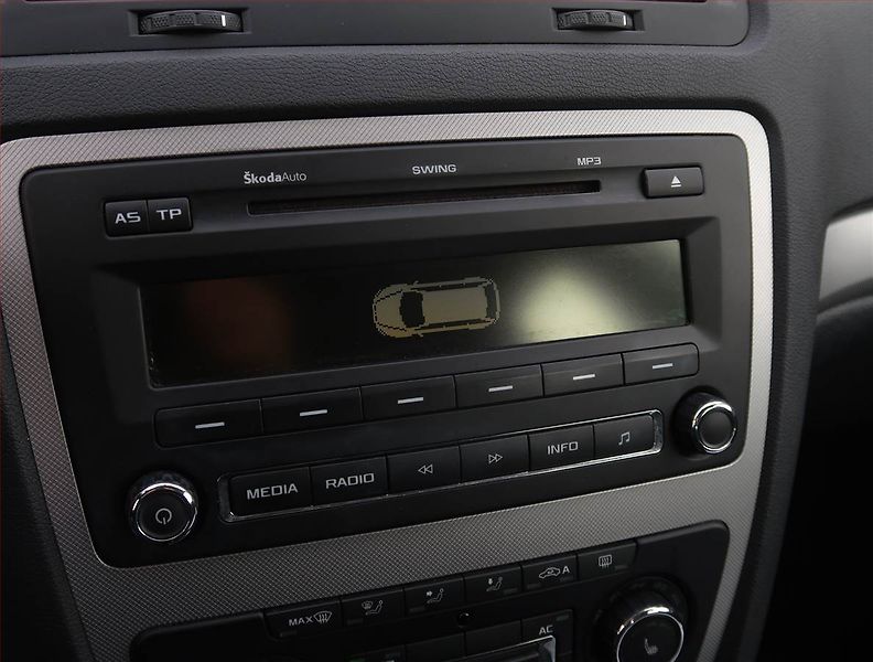 Škoda Octavia (2012) Elegance 2.0 TDI, Tempomat - fotka 16 z 19