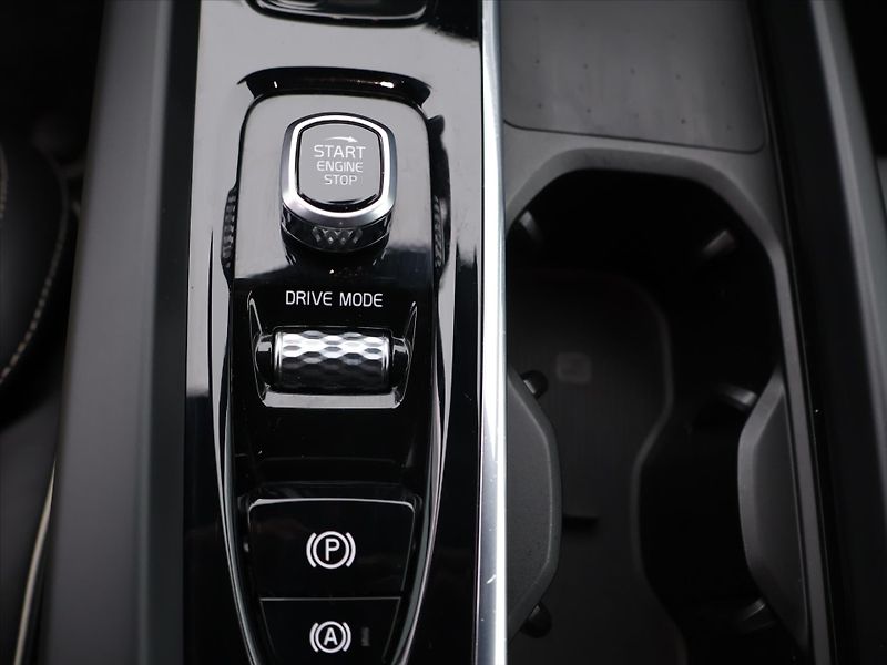 Volvo XC60 2.0 B4 145kW R-Design CZ Aut. - fotka 26 z 35