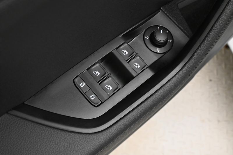 Škoda Superb 2,0 TDI 147 kW DSG 4x4 Style Z - fotka 25 z 30