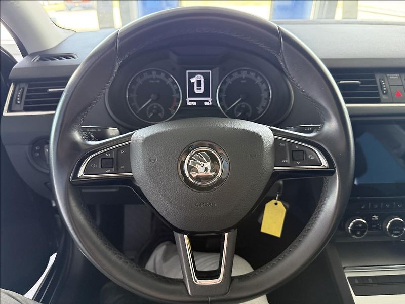 Škoda Octavia 1,6   1.MAJ,SERVISKA,DPH,ČR - fotka 14 z 26