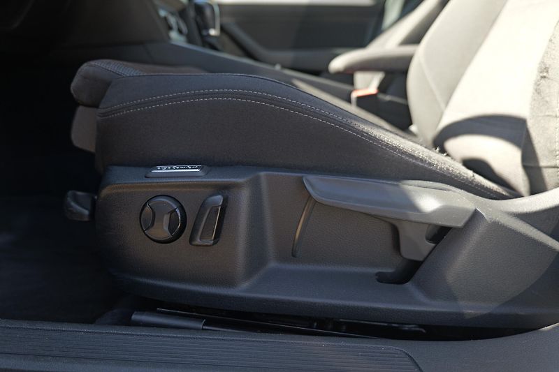 Volkswagen Passat 1.4 TSI 110 kW DSG Kamera Tažn - fotka 21 z 35