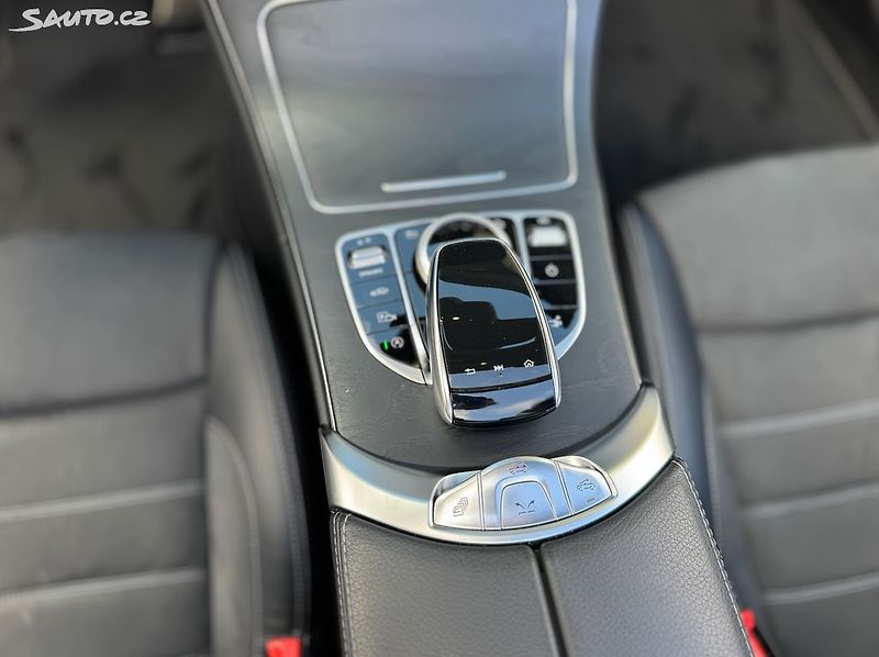 Mercedes-Benz Třídy C CABRIO 300d AMG - fotka 46 z 49