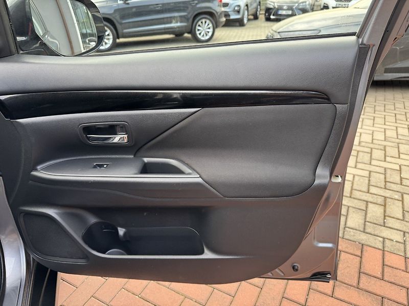 Mitsubishi Outlander (2019) 2.0i Mivec Navi Kamera - fotka 19 z 50