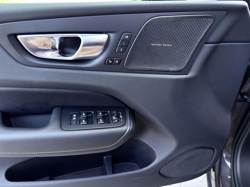 Volvo XC60 T8 AWD RECH.*ULTRA DARK + kola - fotka 14 z 51