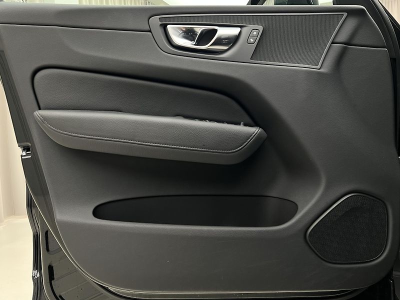 Volvo XC60 B4 AWD MOMENTUM AUT - fotka 7 z 43