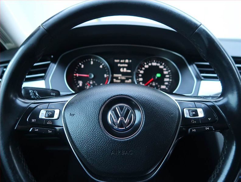 Volkswagen Passat (2017) 2.0 TDI, Automat, Serv.kniha - fotka 16 z 22