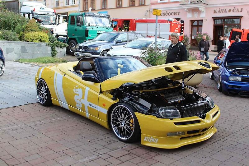 V severočeském Litvínově se uskutečnil premiérový Autofest. Na snímku je luxusní Porsche 911 Spirit.