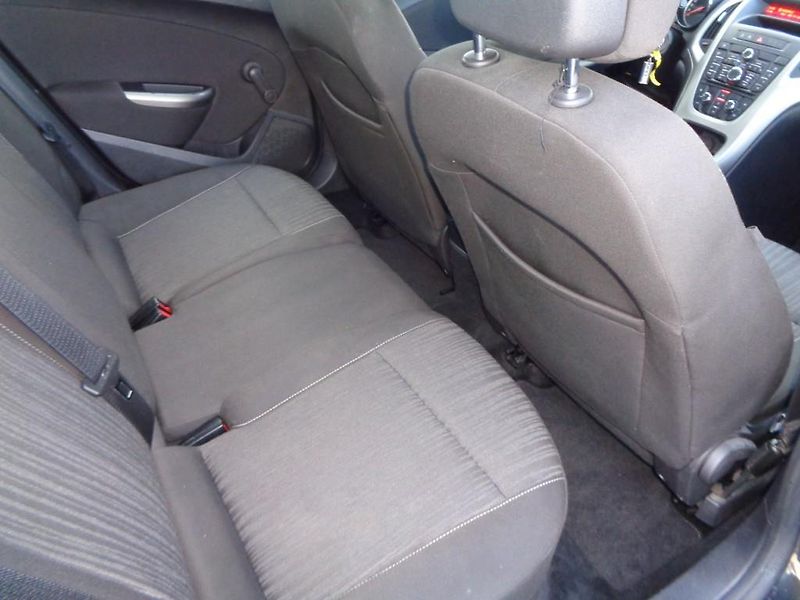 Opel Astra 1.7 TDCi Sports Tourer 81 kW - fotka 19 z 23