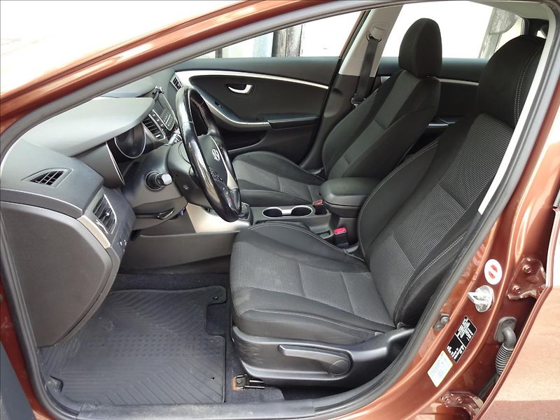 Hyundai i30 1,6i 88kW - fotka 15 z 48
