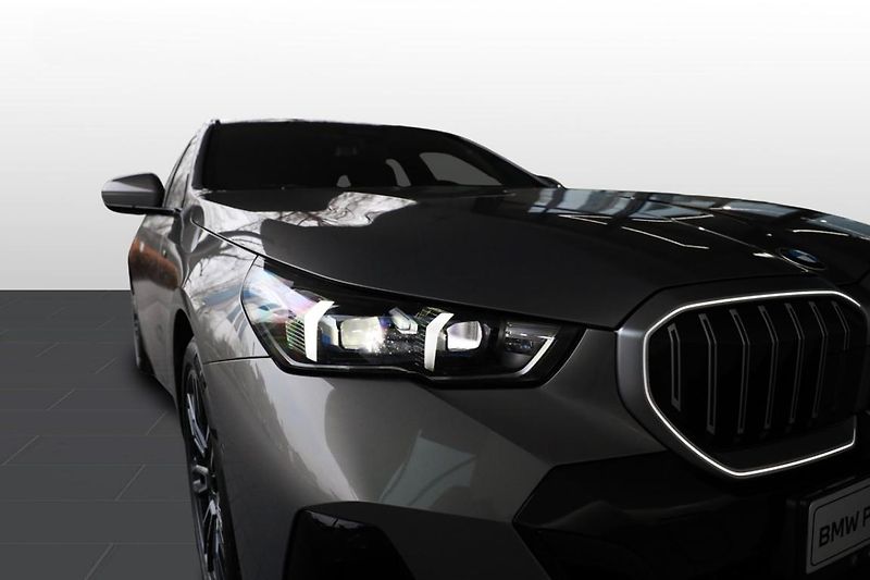 BMW Řada 5 540d xDrive Touring - fotka 22 z 31