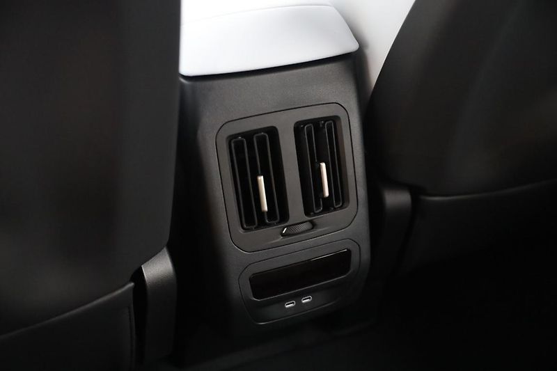 BMW iX3 50 xDrive - fotka 15 z 18